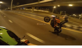 [Clip] Bốc đầu trên xa lộ cùng xế khủng