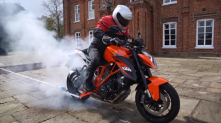 [Clip] Màn kéo co kinh điển giữa KTM 1290 Super Duke và Ferrari LaFerrari