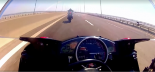 [Clip] Màn rượt đuổi kinh điển giữa Yamaha R6 và Yamaha R1