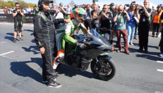 [Clip]Xem quái thú Kawasaki H2R gào thét trên đảo tử thần
