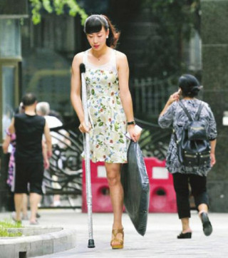 Cô gái một chân đi giầy cao gót gây xôn xao