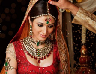Công thức làm đẹp của cô dâu Ấn Độ
