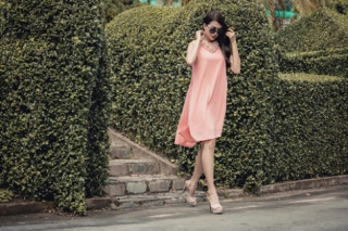 Diện váy suông xuống phố thời trang như á hậu Lệ Hằng