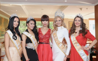 Hà Anh đọ dáng với dàn hoa, á hậu Toàn Cầu