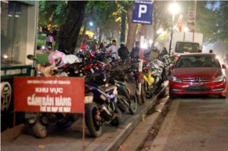 Hà Nội: Giá vé gửi xe máy tăng 10 lần trong đêm Noel