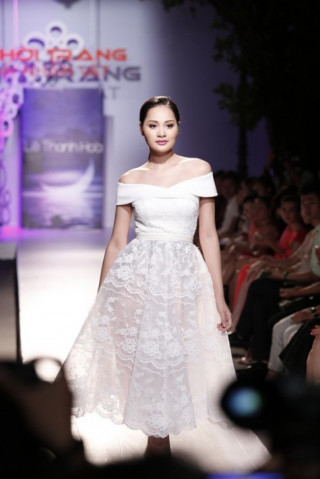 HH Hương Giang tái xuất sàn catwalk sau khi sinh