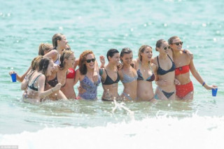 Hội bạn chân dài của Taylor Swift huyên náo vùng biển