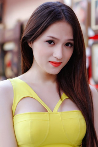 Hương Giang Idol gợi cảm bên sắc mai vàng