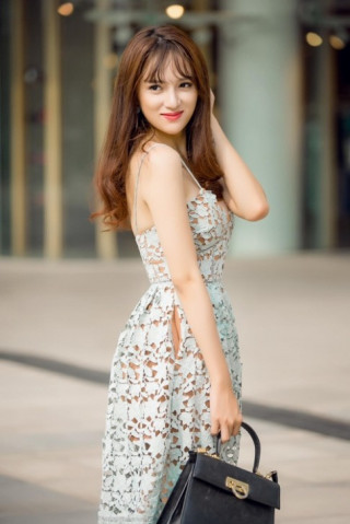 Hương Giang Idol và cách mặc gợi cảm, mát mẻ ngày hè
