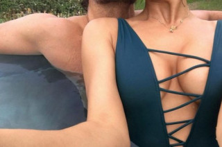 Irina Shayk khoe vòng 1 nóng bỏng bên người tình