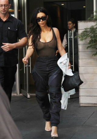  Kim Kardashian mặc ba lỗ xuyên thấu không nội y 
