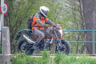 KTM Duke 800 2017 bị chụp lén khi chạy trên đường thử