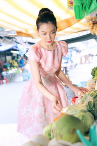 Linh Nga mặc váy xòe bồng đi chợ xuân