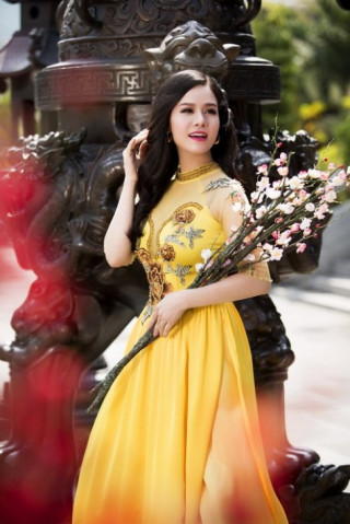 Nhật Kim Anh đẹp rạng rỡ dưới nắng xuân