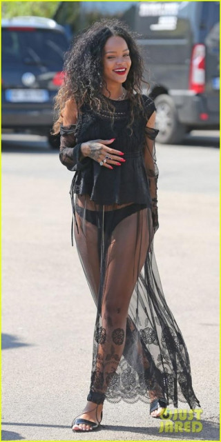 Rihanna mặc váy trong suốt, khoe quần chip