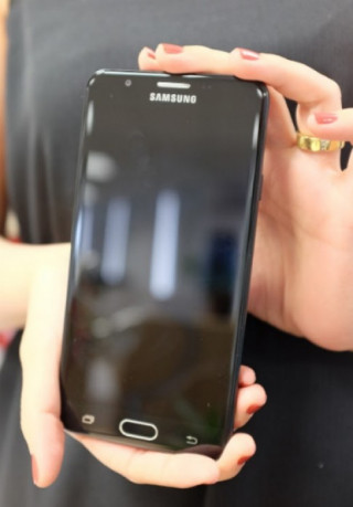  Samsung ra Galaxy J7 Prime có vỏ kim loại, cảm biến vân tay 