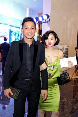 Tâm Tít sexy bên chồng thiếu gia sau 2 tháng sinh con