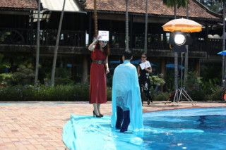 Thí sinh Next Top Model quằn quại chụp hình dưới nước