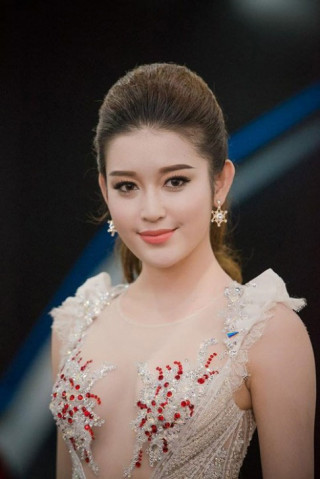 Thổn thức vì bộ sưu tập váy mỏng như sương của Huyền My