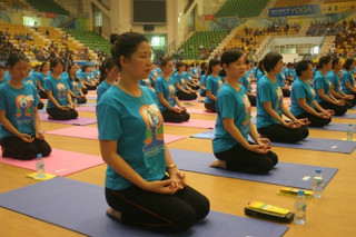 Tín đồ yoga Hà Nội nhộn nhịp hội tụ và khoe tài