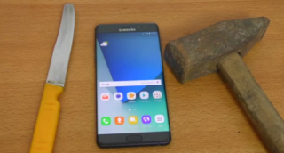 ‘Tra tấn’ Galaxy Note 7 bằng dao và búa 