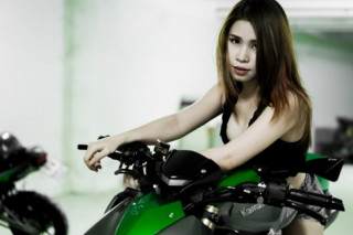 Z1000 tạo dáng cùng hot girl nóng bỏng.