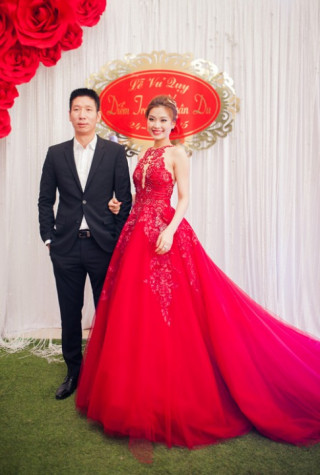 Á hậu Diễm Trang khoe lưng trần gợi cảm trong lễ cưới