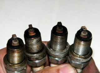 Bugi bị bao phủ than đen, khô mịn do động cơ không đốt hết nhiên liệu