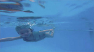Dân mạng xôn xao với khả năng bơi cực giỏi của con gái Elly Trần