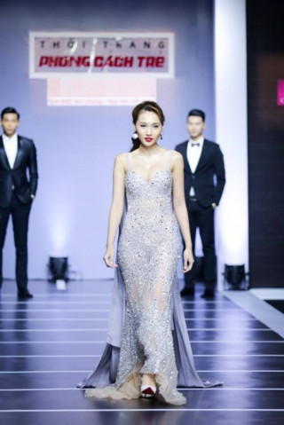 Dàn mỹ nữ Việt khoe đường cong gợi cảm với đầm dạ hội