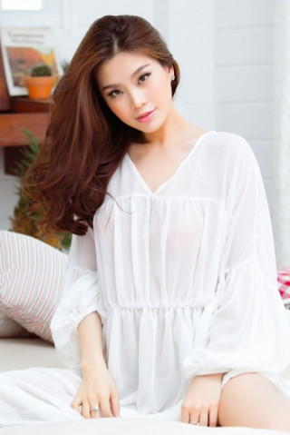 Diễm Trang khoe vẻ đẹp tinh khôi trong sắc trắng