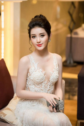 Huyền My hóa thiên nga, ngồi xế hộp tiền tỷ đi sự kiện