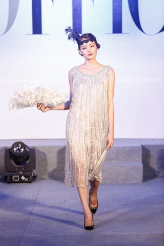 Mẫu Việt hóa quý cô cổ điển trên sàn catwalk