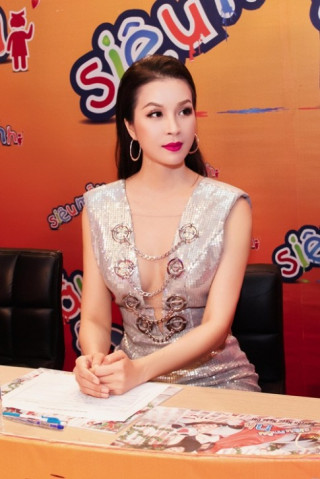 MC Thanh Mai tự tin mặc váy xẻ sâu ở tuổi 43