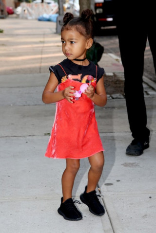 Ngẩn ngơ ngắm đồ hiệu của công chúa nhà Kim Kardashian