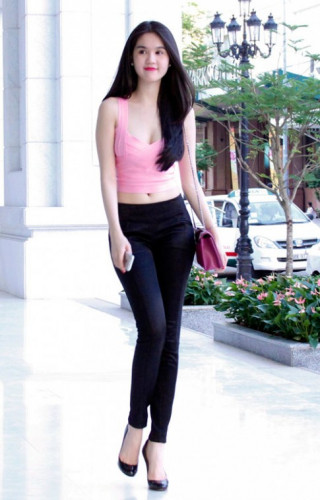 Ngọc Trinh mặc crop top khoe eo thon