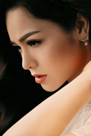 Nhật Kim Anh đẹp mơ màng, gợi cảm “gái một con”