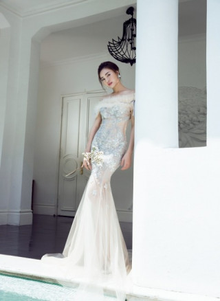 Ninh Dương Lan Ngọc khoe vai trần gợi cảm
