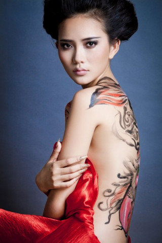 Phan Như Thảo bán khỏa thân, cầm kiếm Nhật