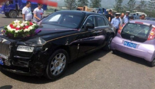  Rolls-Royce gắn hoa cưới gặp nạn giữa đường 