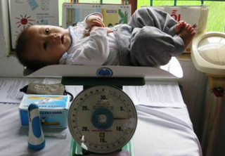 Sai lầm ít mẹ Việt biết khiến trẻ sơ sinh chậm lên cân