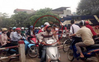  Tàu hỏa nhường đường ray cho xe máy - chỉ có ở Việt Nam 