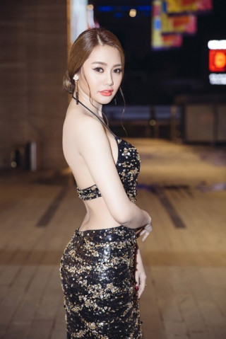 Từ khi sửa ngực, á hậu Linh Chi mặc siêu gợi cảm