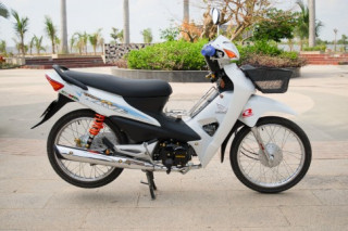 Wave a trắng đơn giản của anh chàng thợ máy