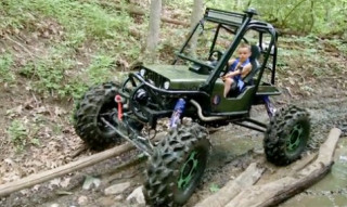  Cậu nhóc 5 tuổi lái xe off-road 
