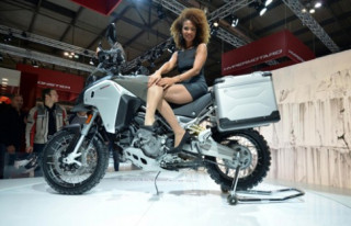  Chân dài đọ dáng môtô tại triển lãm EICMA 2015 