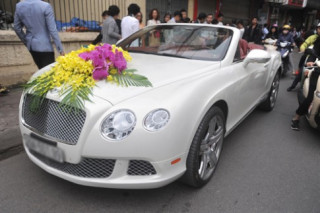  Chi tiết siêu xe Bentley GTC trong đám cưới Kiều Anh 