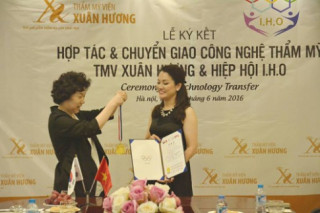 Doanh nhân Xuân Hương nhận huy chương của Hiệp hội Thẩm mỹ IHO Hàn Quốc.