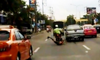  Giơ chân đạp ôtô, thanh niên rơi khỏi xe máy 