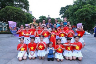 HH Ngọc Hân, Mỹ Linh ra phố nhảy flashmob cực sung